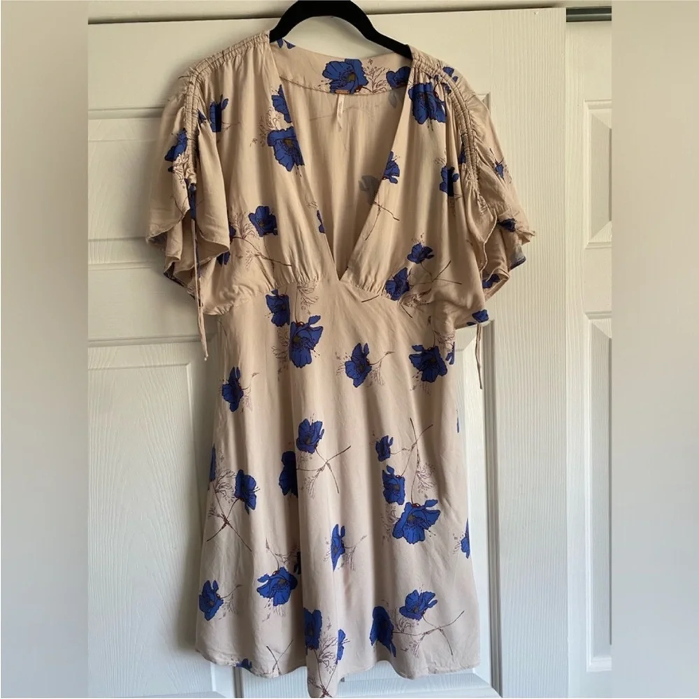 Free People Revolve Melanie Drapey Blue Floral V-Neck Dress in Pearl - Picture 6 of 9